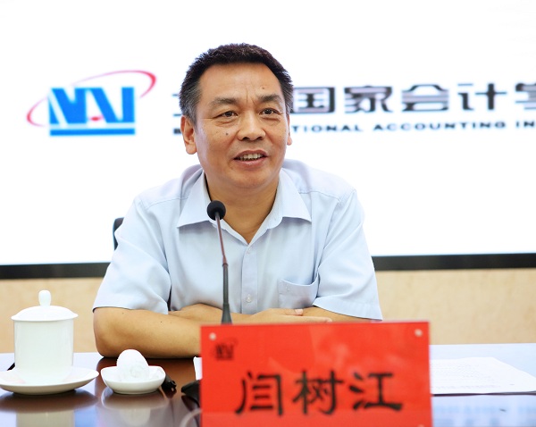 中心副主任管勇,四川省第二中医院总会计师李俊忠代表毕业学员发言