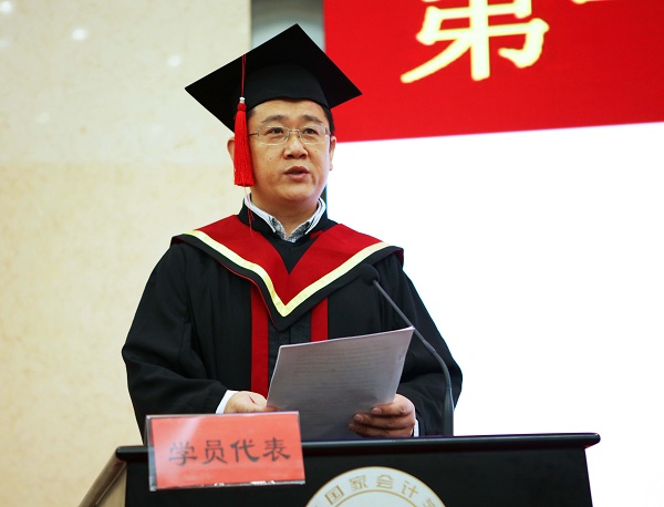 中心副主任管勇,四川省第二中医院总会计师李俊忠代表毕业学员发言