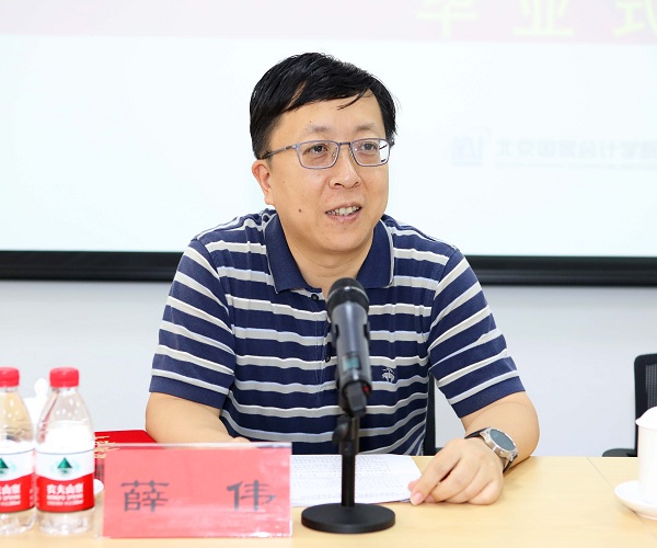 学院党委委员,副院长薛伟