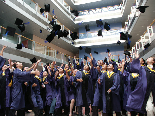 学院新闻                 精神焕发,神采奕奕的毕业生,身穿硕士服,头